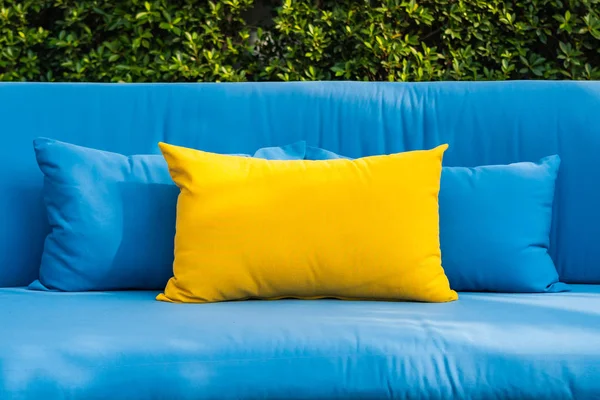 Pátio ao ar livre no jardim com sofá cadeira e travesseiro decoratio — Fotografia de Stock
