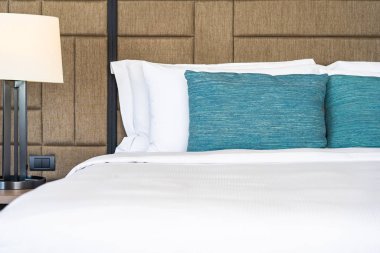 Yatak dekorasyonunda beyaz rahat yastık.