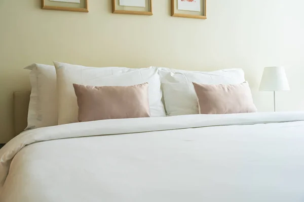 Blanco almohada cómoda en la decoración de la cama interior —  Fotos de Stock