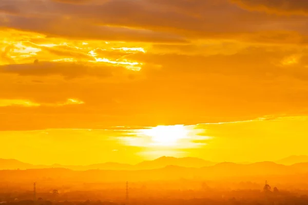 Пейзаж с восходом или закатом над горой — стоковое фото