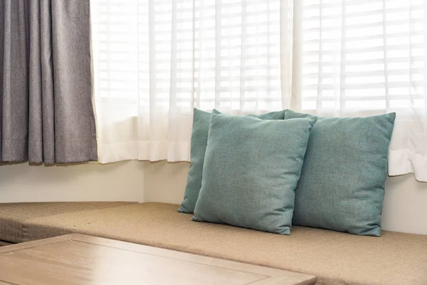 Oturma odasında kanepe dekorasyon yastık — Stok fotoğraf