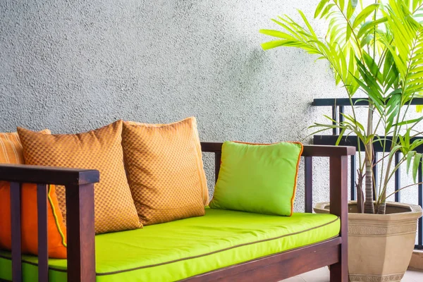 Cuscino su divano sedia decorazione interni — Foto Stock