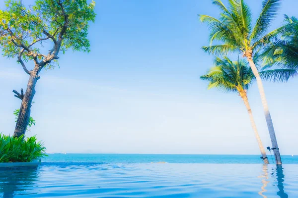 Oteldeki yüzme havuzunun güzel manzarası.