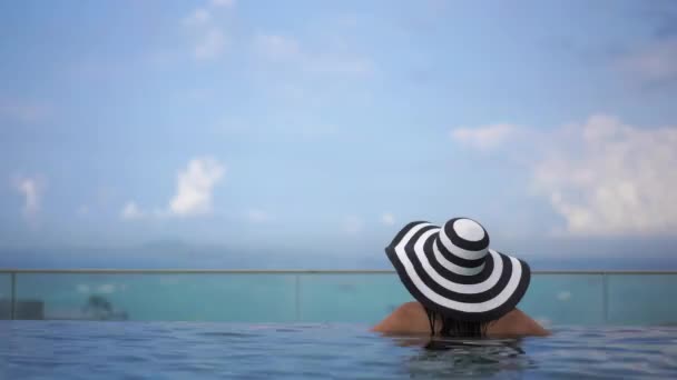 美丽的年轻亚洲女人在游泳池里放松 — 图库视频影像