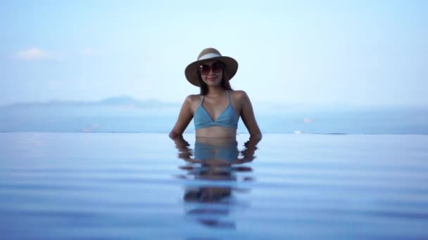 Yüzme Havuzunda Dinlenen Genç Güzel Asyalı Kadın — Stok video