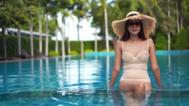 Bella Giovane Donna Asiatica Rilassante Piscina — Video Stock