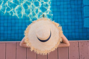 Güzel, genç Asyalı kadınlar mutlu gülüşler açık havada yüzüyorlar.