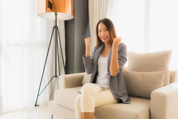 Retrato hermosa joven asiático mujeres feliz sonrisa relajarse sentado o — Foto de Stock