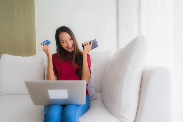 Portret mooie jonge aziatische vrouwen met behulp van computer laptop met — Stockfoto