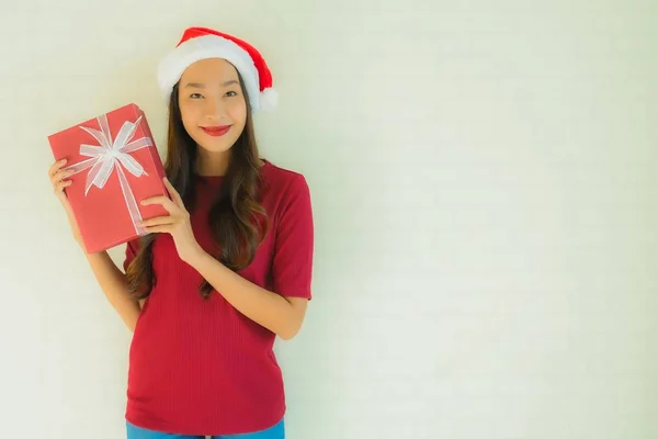 Портрет красивих молодих азіатських жінок в капелюсі Санта в Різдво — стокове фото