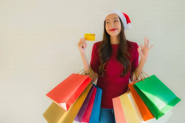 Porträtt vackra unga asiatiska kvinnor bär jul Santa hat wi — Stockfoto