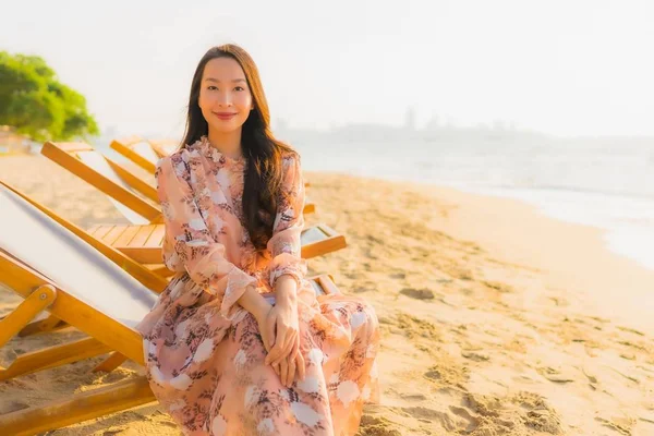 Porträtt vackra unga asiatiska kvinnor glada leende runt outdoorn — Stockfoto