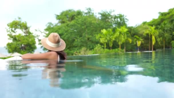 Yüzme Havuzunda Dinlenen Genç Güzel Asyalı Kadın — Stok video