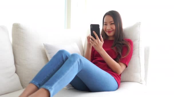 Imagens Mulher Asiática Usando Smartphone Casa — Vídeo de Stock