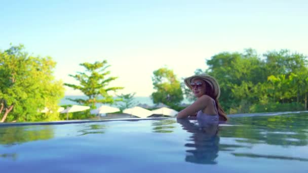 Frumoase Tineri Asiatice Femeie Relaxare Piscină — Videoclip de stoc