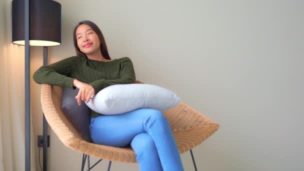 Metraje Hermosa Mujer Asiática Relajándose Casa — Vídeos de Stock