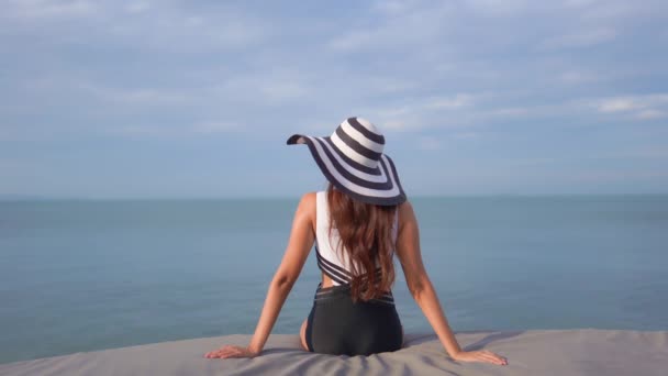 休暇中の海岸の若いアジア人女性の映像です — ストック動画