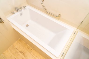 Tuvaletin içi boş beyaz küvet dekorasyonu