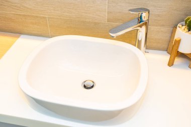 Su yüzeyi ve beyaz lavabo iç dekorasyonu