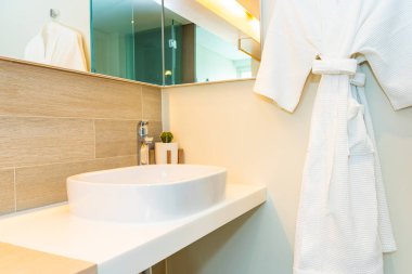 Su yüzeyi ve beyaz lavabo iç dekorasyonu