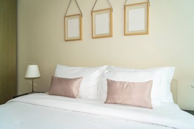 Yatak dekorasyonunda beyaz rahat yastık.