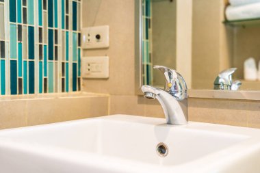 Su yüzeyi ve beyaz lavabo iç dekorasyonu