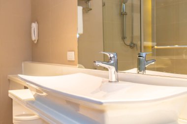 Su yüzeyi ve beyaz lavabo iç dekorasyonu