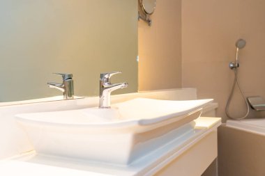 Su yüzeyi ve beyaz lavabo iç dekorasyonu