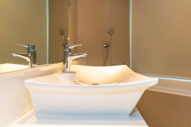 Su yüzeyi ve beyaz lavabo iç dekorasyonu