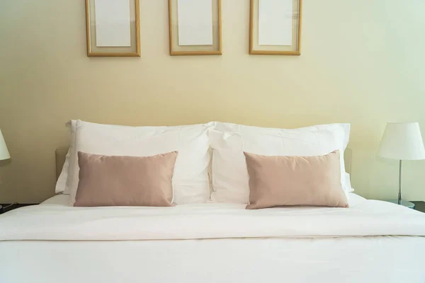 Біла зручна подушка на інтер'єрі ліжка — стокове фото