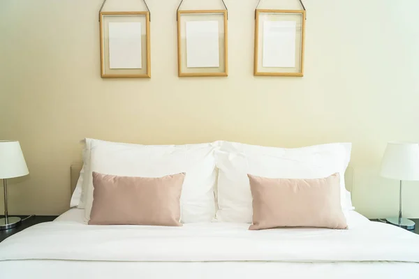 침대 장식의 내부에 있는 흰색 편안 한 베개 — 스톡 사진