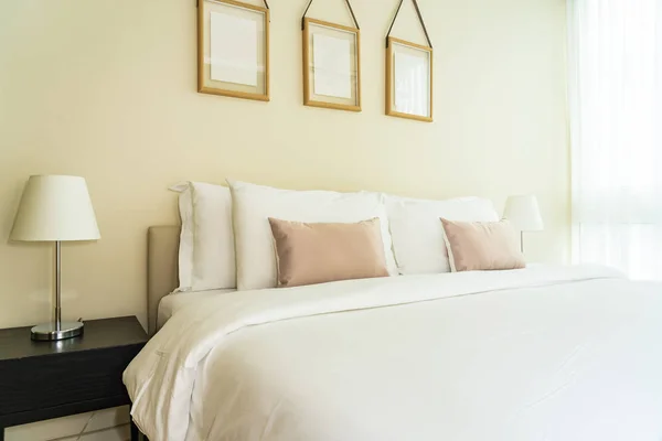 Wit comfortabel kussen op bed decoratie interieur — Stockfoto