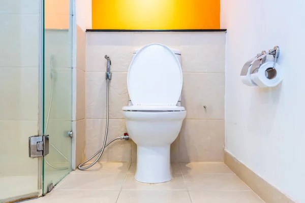 Witte WC kom stoel decoratie interieur — Stockfoto