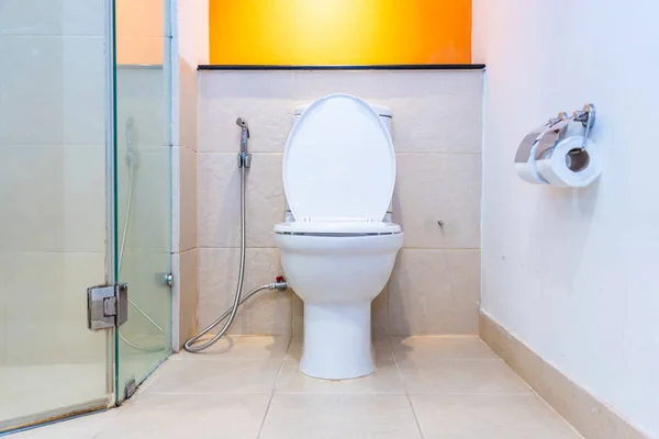 Λευκή τουαλέτα μπολ κάθισμα διακόσμηση εσωτερικών — Φωτογραφία Αρχείου