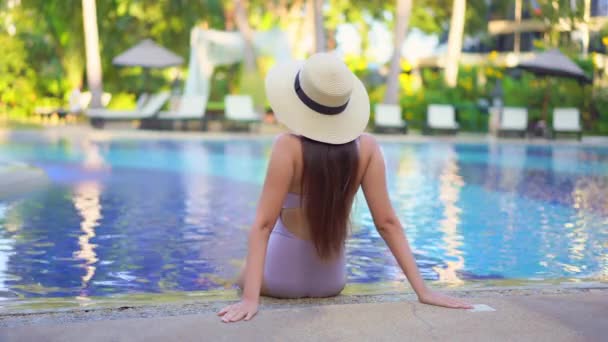 Hermosa Joven Asiática Mujer Relajante Piscina — Vídeo de stock