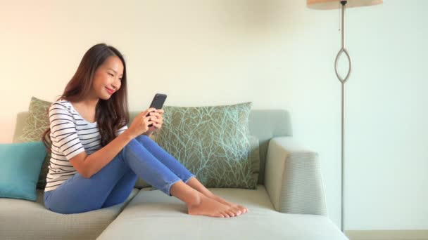 Imágenes Mujer Asiática Usando Smartphone Casa — Vídeo de stock