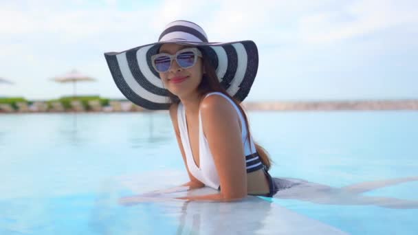 Schöne Junge Asiatische Frau Entspannen Schwimmbad — Stockvideo