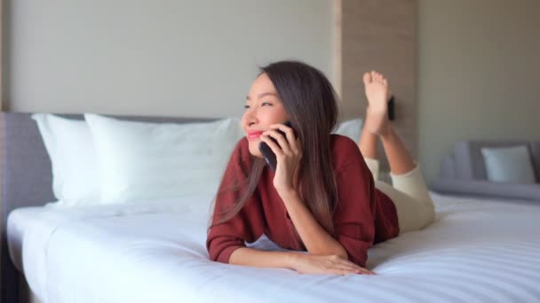 Видео Красивой Азиатской Женщины Разговаривающей Телефону Дома — стоковое видео