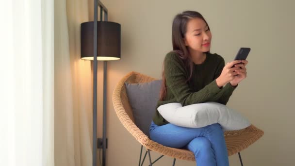 Des Images Femme Asiatique Utilisant Smartphone Maison — Video