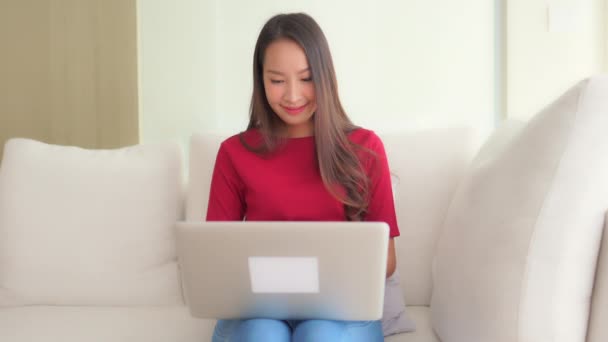 Filmaufnahmen Von Asiatischen Frauen Die Hause Mit Laptop Arbeiten — Stockvideo