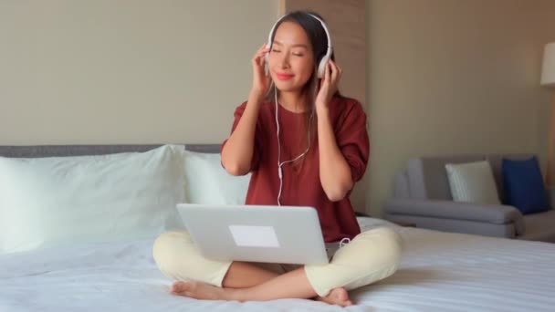 Imagens Mulher Asiática Trabalhando Com Laptop Casa — Vídeo de Stock