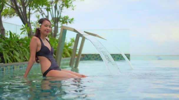 Hermosa Joven Asiática Mujer Relajante Piscina — Vídeo de stock