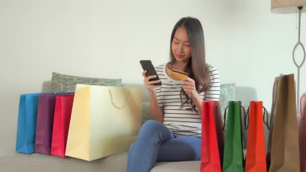 Bilder Vackra Asiatiska Kvinnor Som Gör Shopping Hemma — Stockvideo