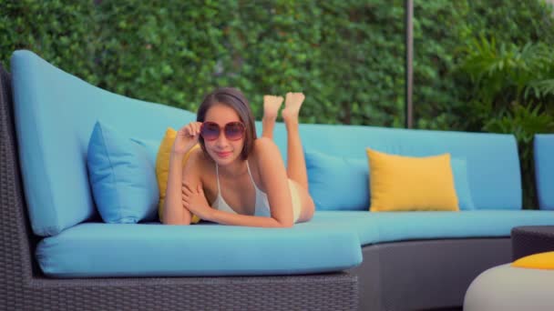 Imagini Ale Unei Frumoase Femei Asiatice Care Relaxează Piscină Hotel — Videoclip de stoc