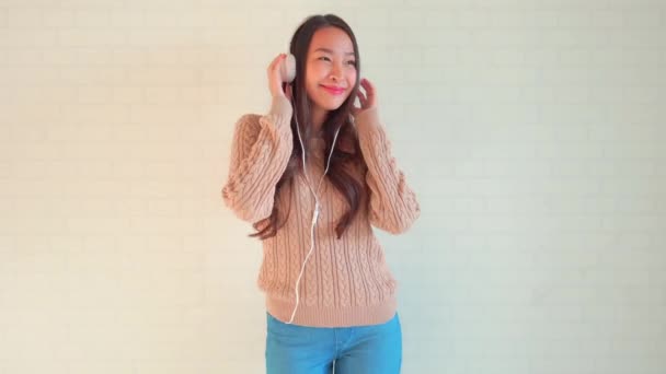 Bilder Vacker Asiatisk Kvinna Som Lyssnar Musik Med Hörlurar Hemma — Stockvideo