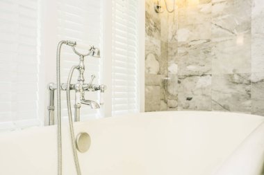 Güzel lüks zerafet beyaz küvet ve su musluk süslemek