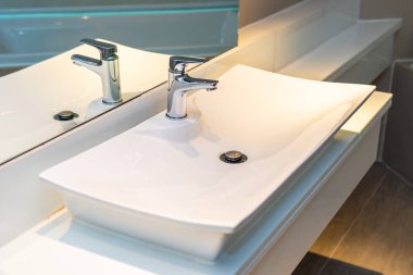 Su yüzeyi ve beyaz lavabo iç dekorasyonu