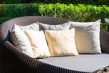 Kanepe koltuğu dekorasyonunda rahat bir yastık.