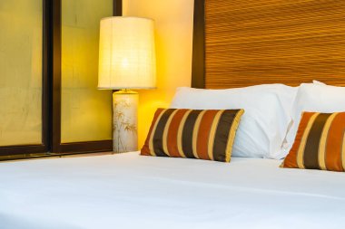 Yatak dekorasyonunda beyaz rahat yastık.