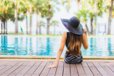 Güzel Asyalı genç kadınların portresi. Gülümseyin. Rahatlayın.